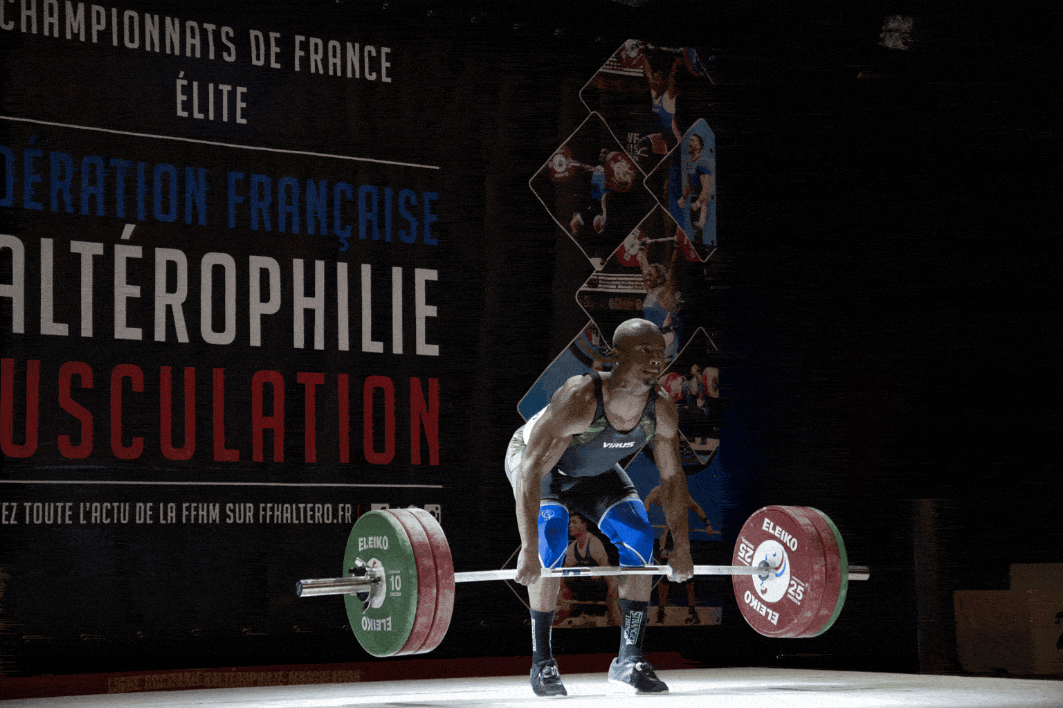 Haltérophile réalisant un épaulé-jeté (clean and jerk) avec une barre chargée lors d'une compétition.