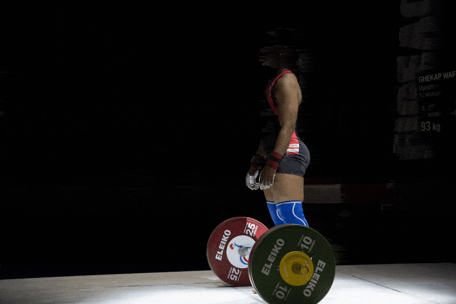 Haltérophile réalisant un épaulé-jeté (clean and jerk), avec la barre au-dessus de la tête lors d'une compétition.